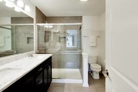 $499,900 | 810 Lexington Circle West, Des Plaines, IL 60016
