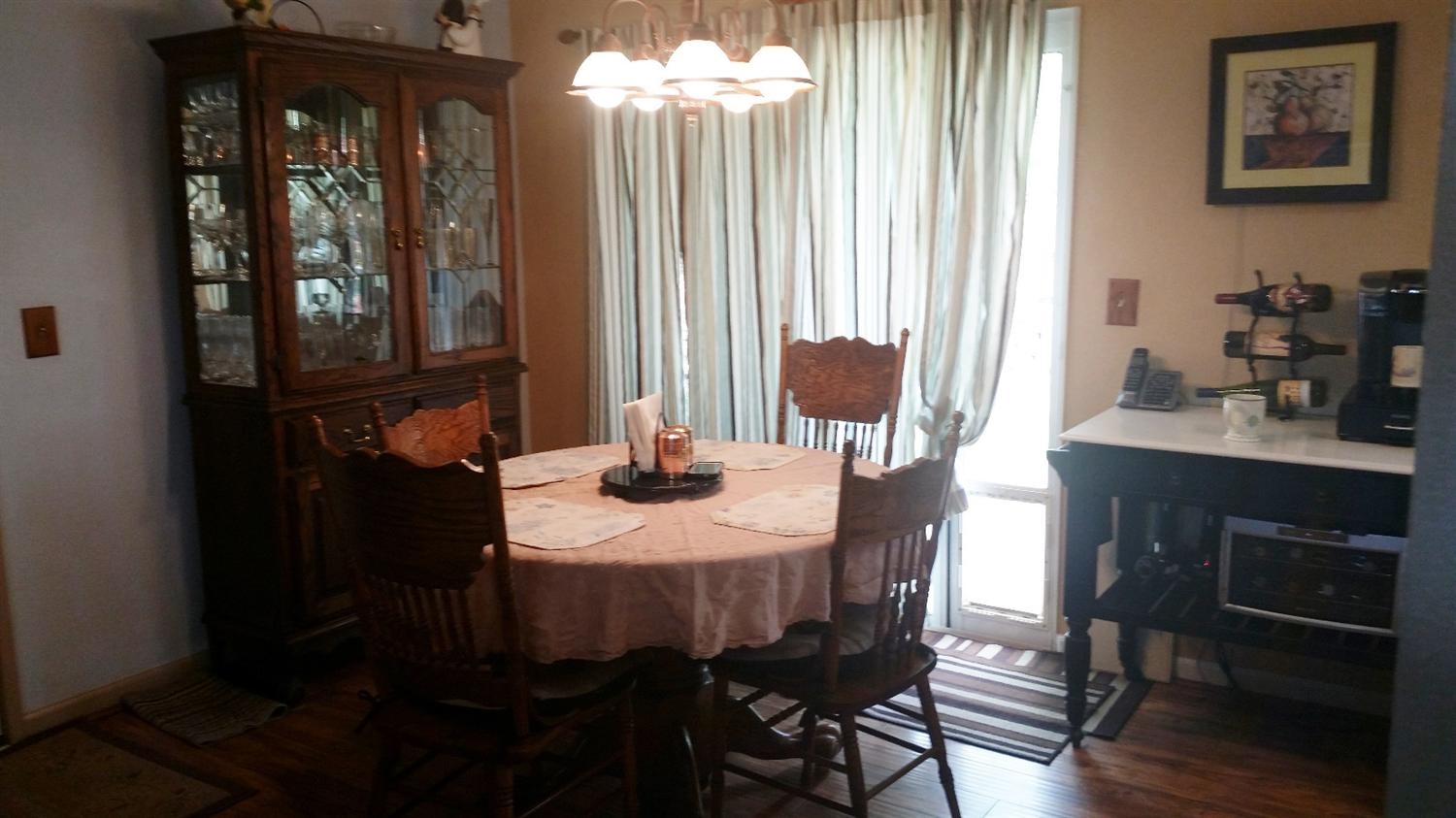 45443 Longview Road Yokuts Valley, CA 93675 - Photo 6 of 10 great eating area in kitchen