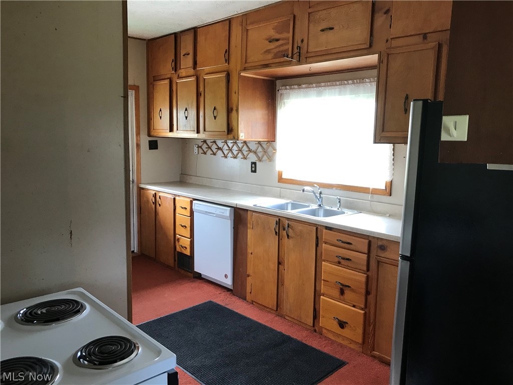 Another view of the kitchen....