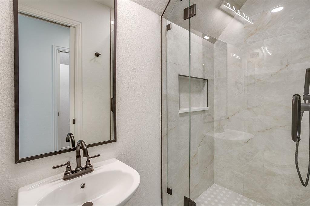 5102 Shadowood Road Colleyville, TX 76034 - Photo 34 of 40 En-suite Bathroom in Bedroom 4 upstairs.