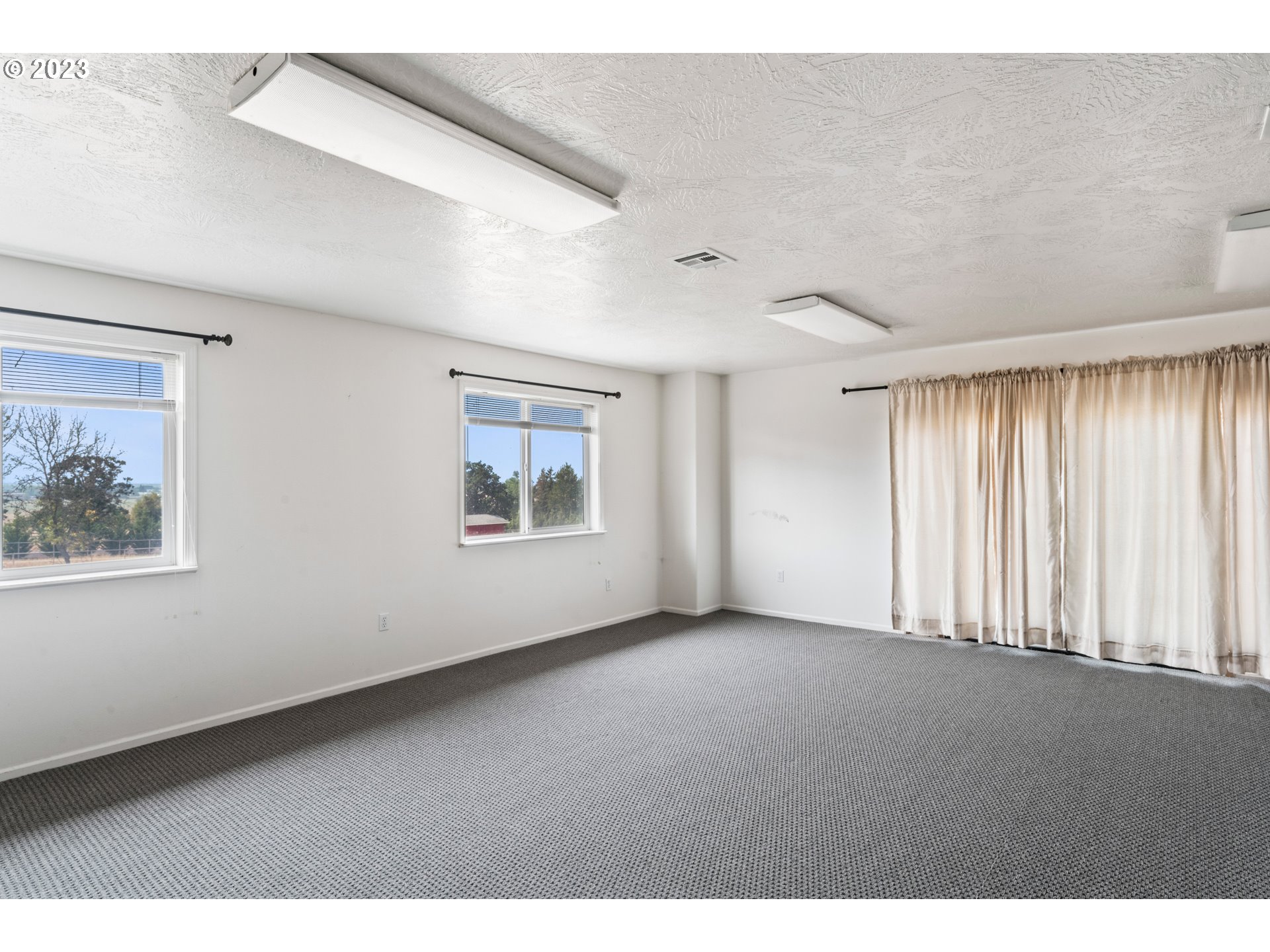33451 Van Duyn Road, Unit 1 Eugene, OR 97408 - Photo 4 of 5 Gallery Image 4