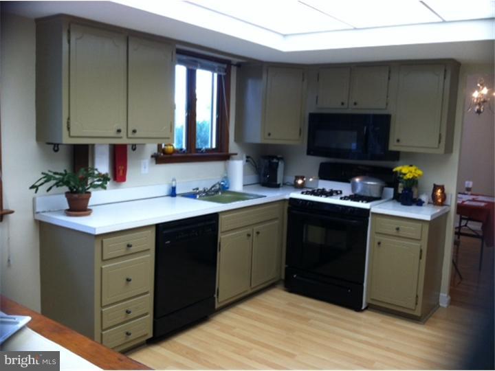 911 Phillips Road Warminster, PA 18974 - Photo 4 of 18 Kitchen