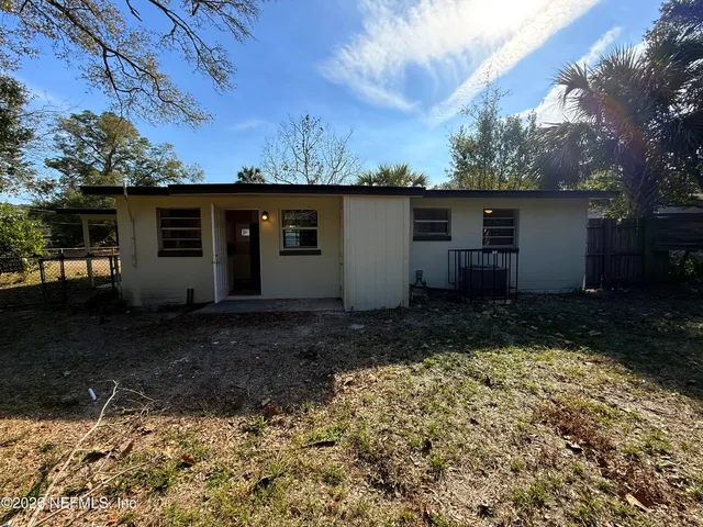 a house view with backyard space