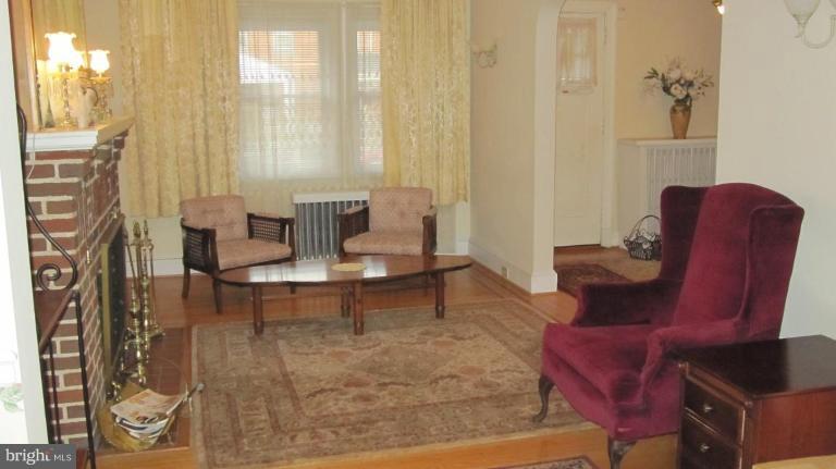 830 North Woodington Road Baltimore, MD 21229 - Photo 2 of 11 Living Room