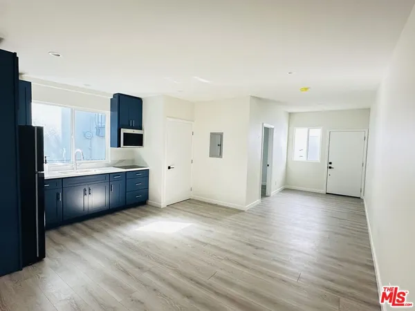 $2,500 | 6224 3/4 De Longpre Avenue, Los Angeles, CA 90028