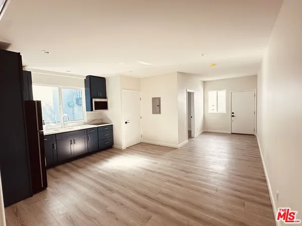 $2,500 | 6224 3/4 De Longpre Avenue, Los Angeles, CA 90028