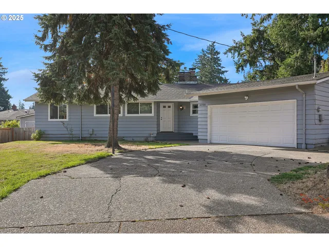 a view of a yard with a house