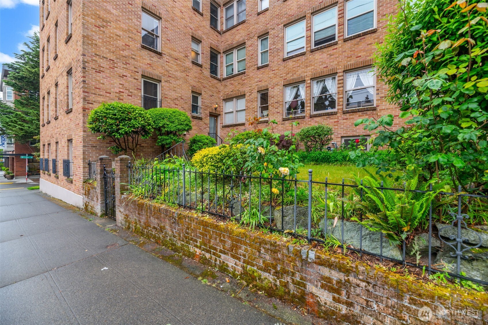 1427 3rd Avenue West, Unit 8 Seattle, WA 98119 - Photo 4 of 35
