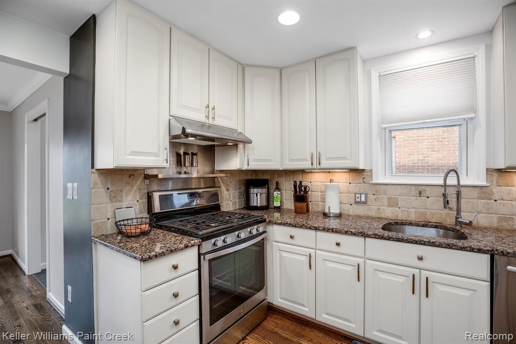 1520 Hampton Road Grosse Pointe Woods, MI 48236 - Photo 17 of 34