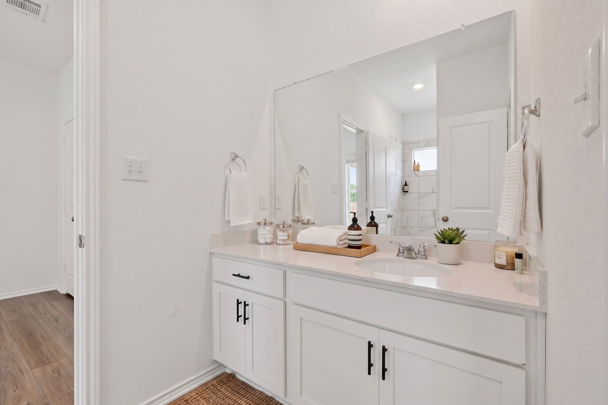 941 Legends Lane Georgetown, TX 78628 - Photo 19 of 40 Bathroom #2 (Jack and jill)