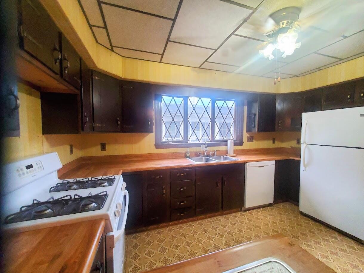 17 Cherry Street Millinocket, ME 04462 - Photo 3 of 19 Kitchen