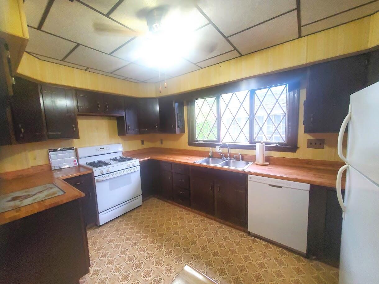 17 Cherry Street Millinocket, ME 04462 - Photo 4 of 19 Kitchen .