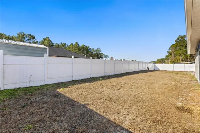 a view of a backyard