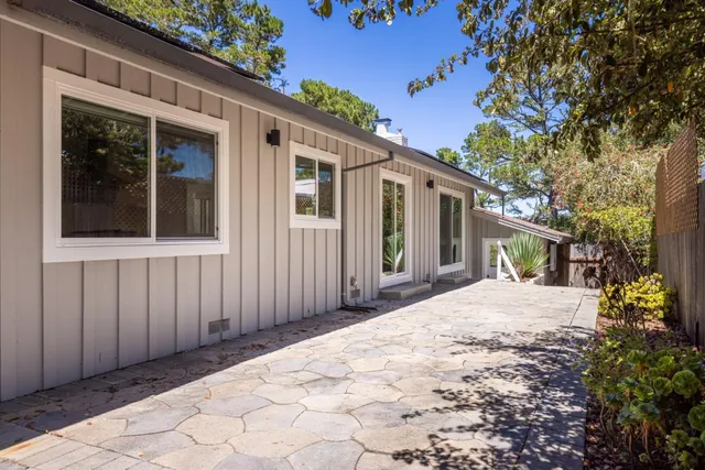 a view of a backyard