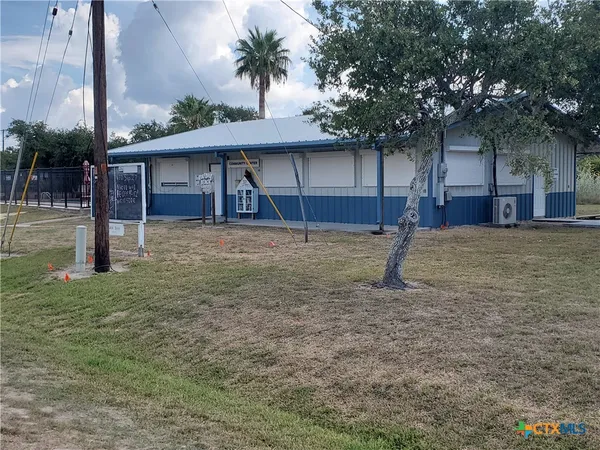 a view of a yard with a sink and a yard