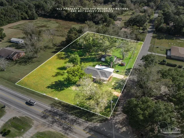 a view of a backyard