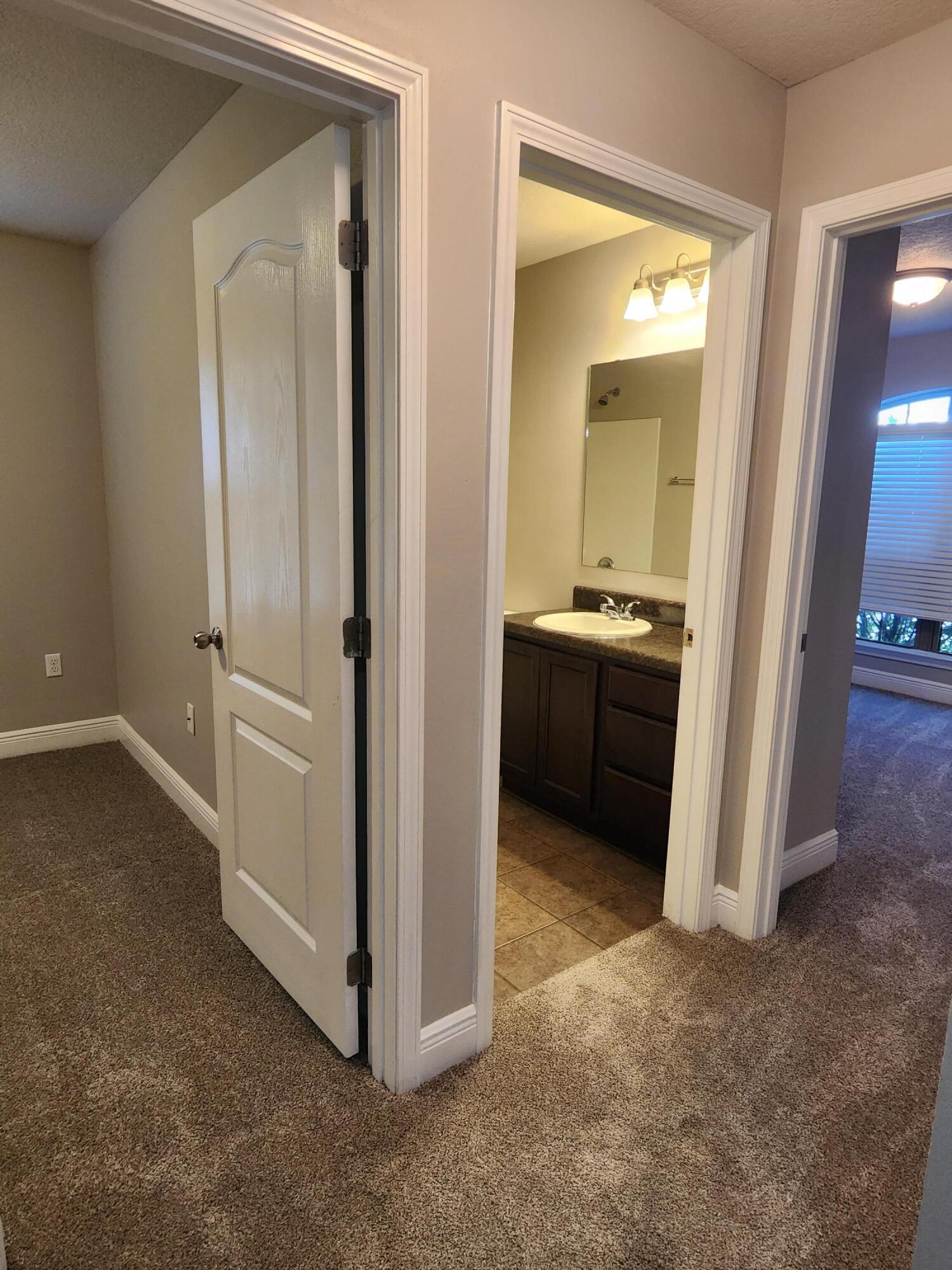 4640 Hermosa Road Crestview, FL 32539 - Photo 34 of 37 an empty room with mirror and a sink