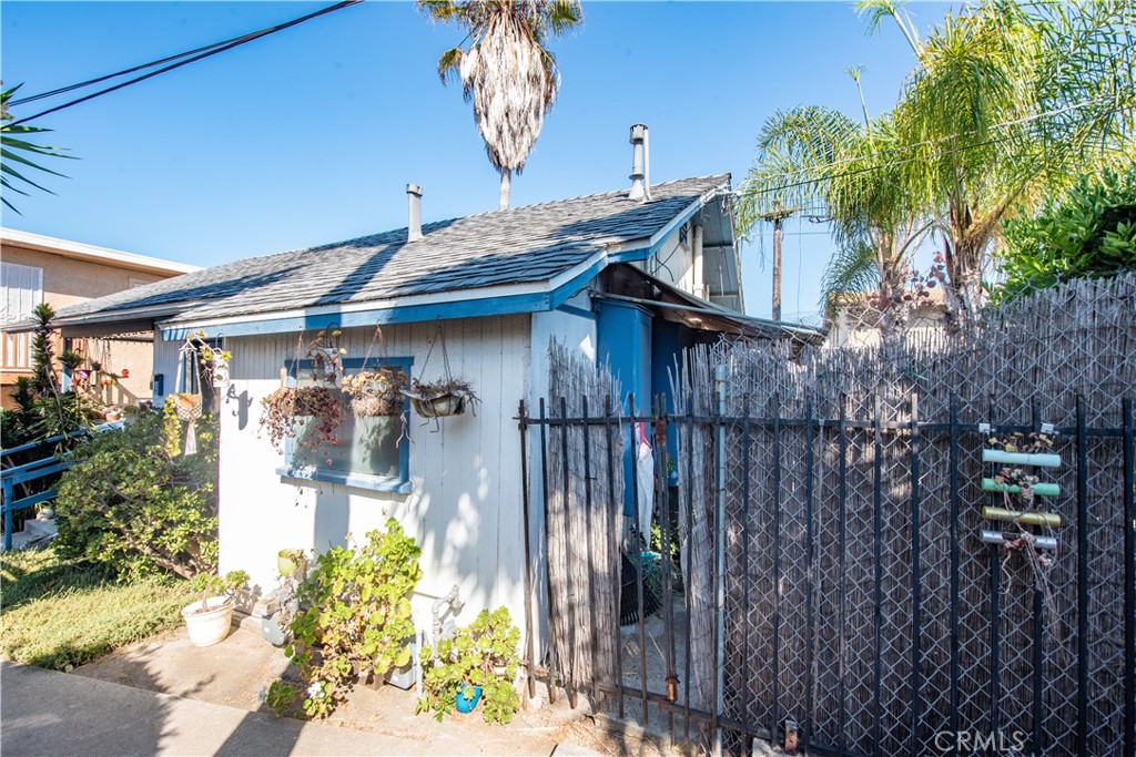 110 South Freeman Street Oceanside, CA 92054 - Photo 13 of 38 Fenced yard on back of house
