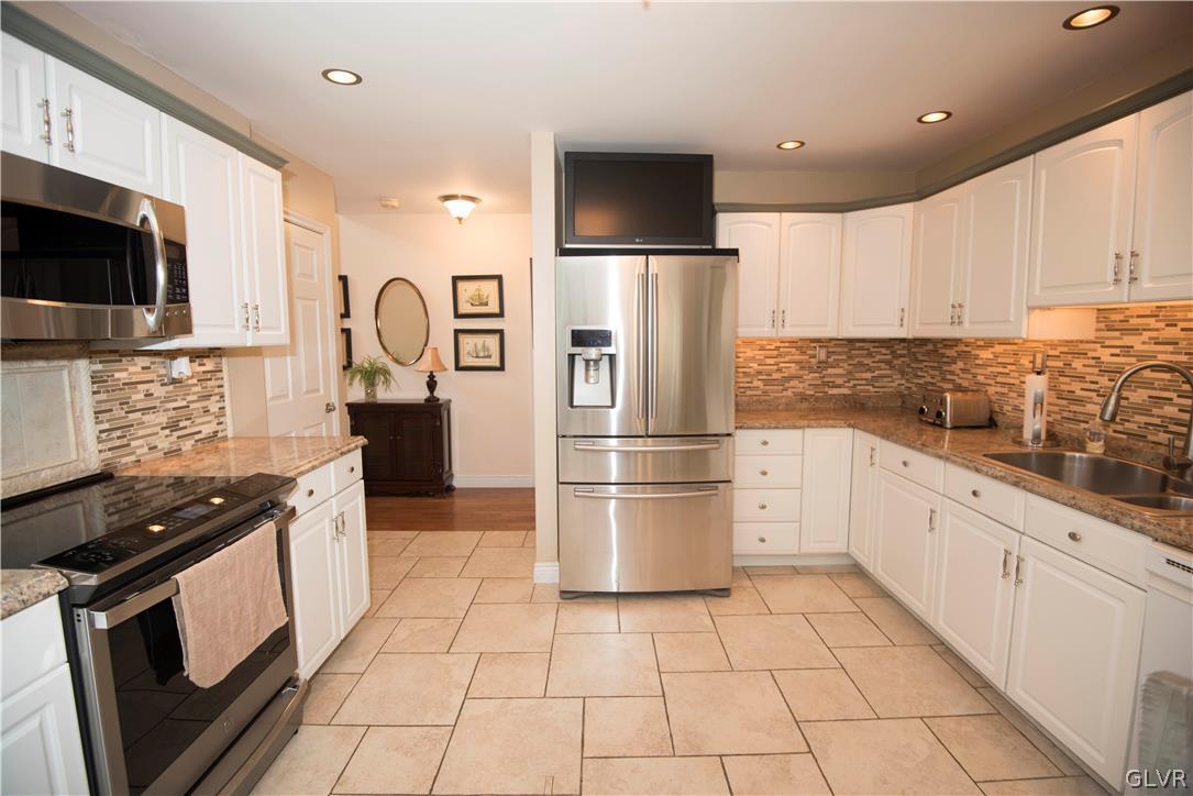 1004 Stone Stack Drive Bethlehem, PA 18015 - Photo 20 of 43 kitchen