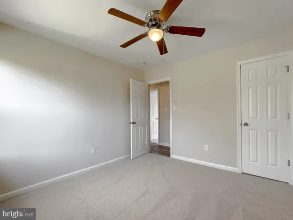 en empty room with ceiling fan