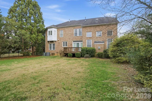 a view of a house with backyard and garden