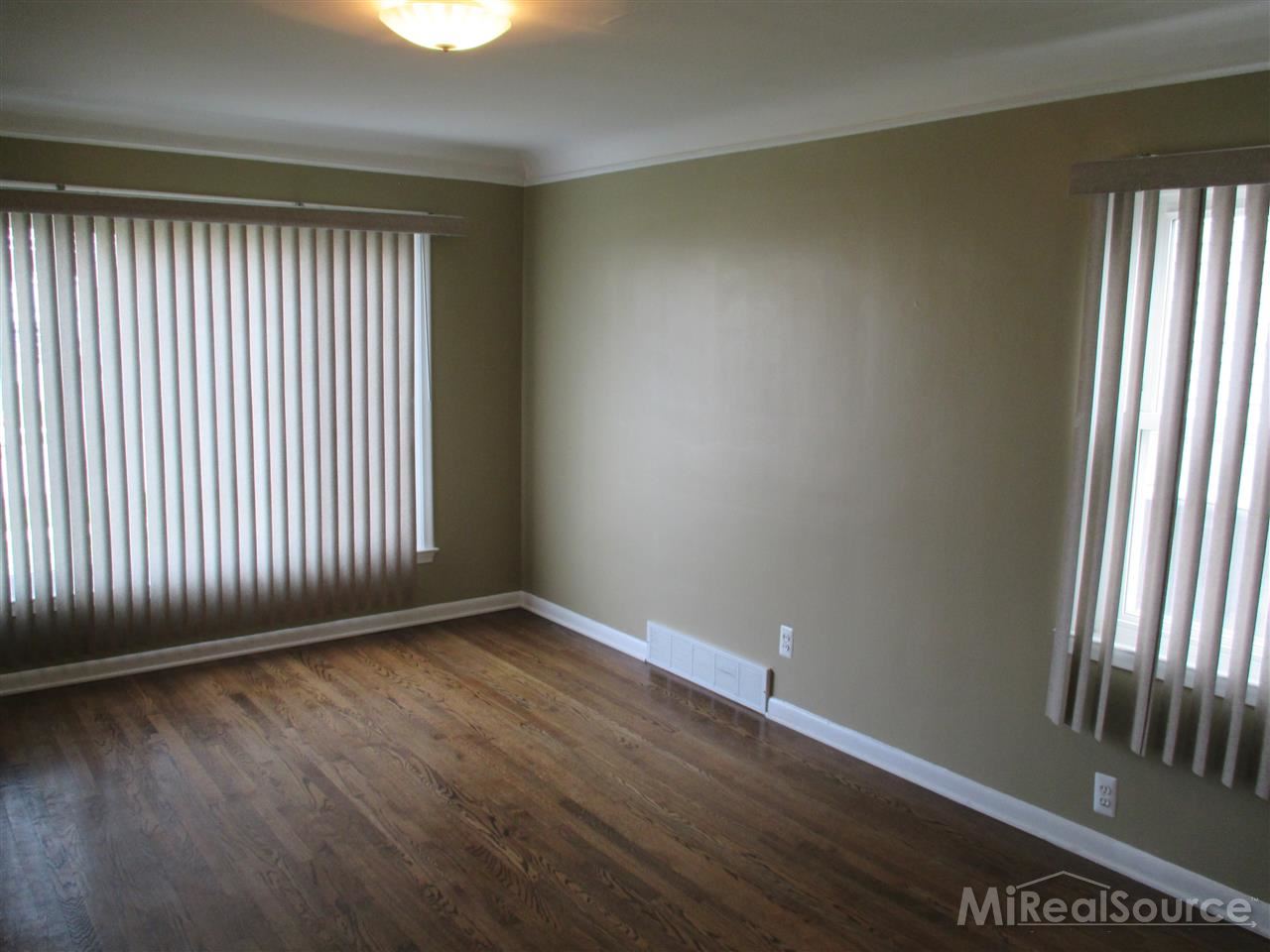 21821 Rausch Avenue Eastpointe, MI 48021 - Photo 2 of 15 31192182-1.JPG