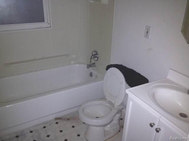 8410 Rivard Avenue Warren, MI 48089 - Photo 13 of 18 IMG_2041.jpg