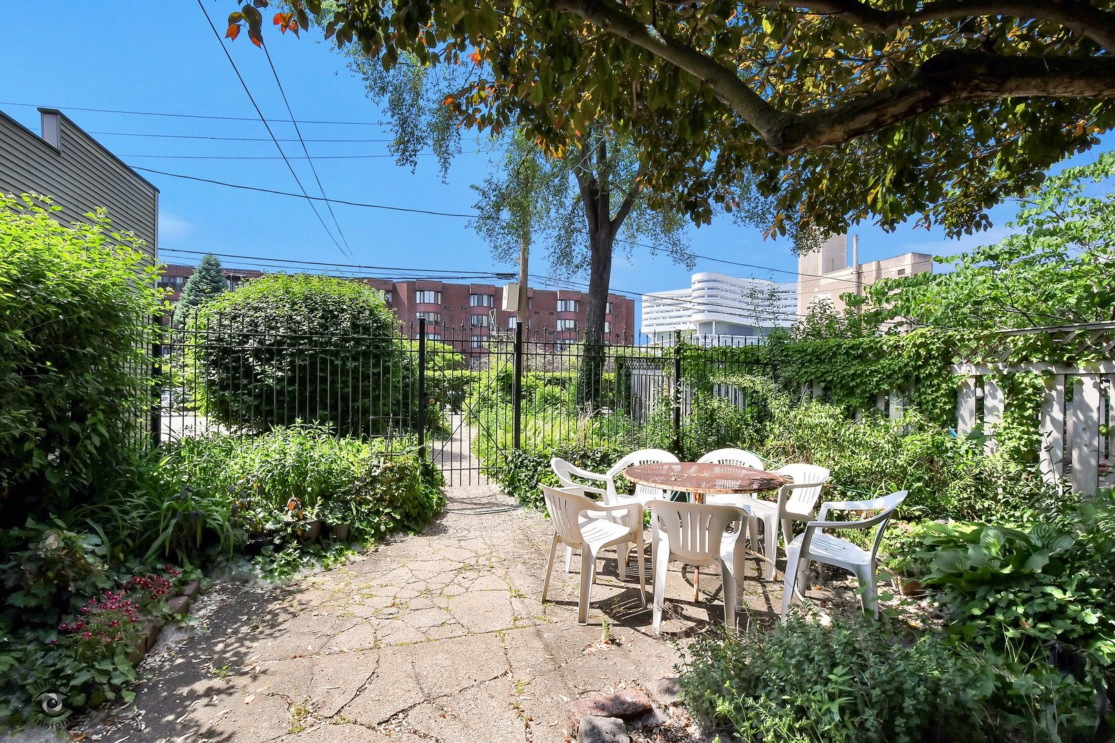 1515 West Jackson Boulevard Chicago, IL 60607 - Photo 13 of 21 a view of a patio with table and chairs and potted plants