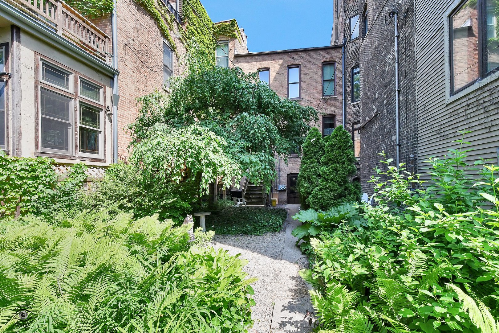 1515 West Jackson Boulevard Chicago, IL 60607 - Photo 15 of 21 a view of a pathway both side of house