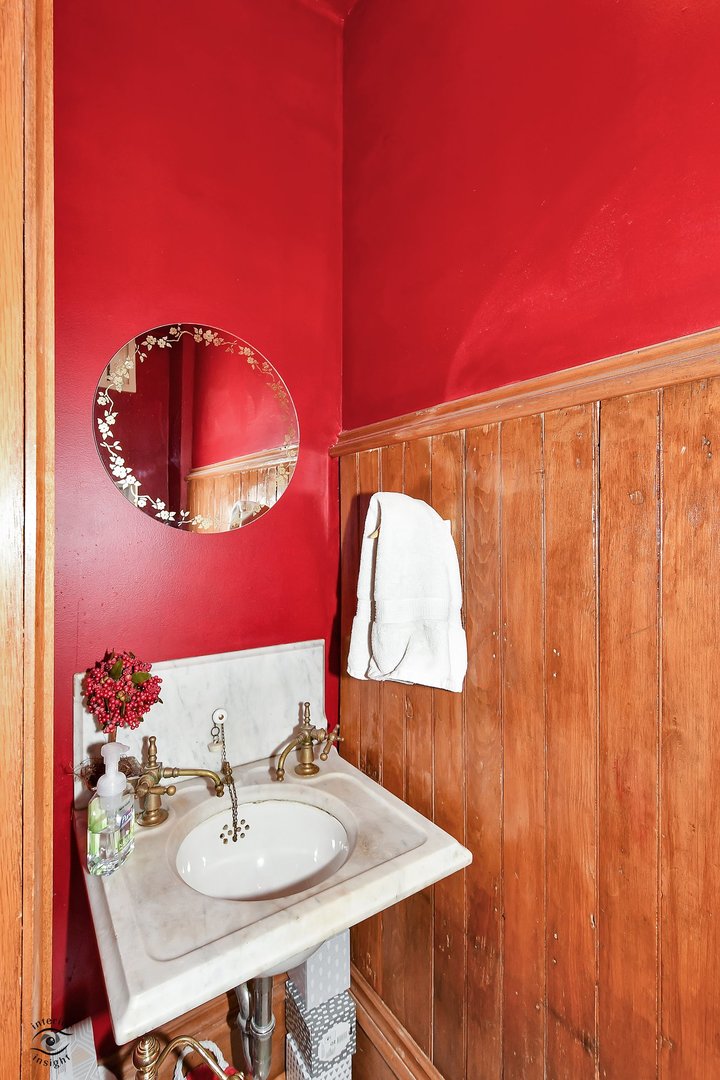 1515 West Jackson Boulevard Chicago, IL 60607 - Photo 20 of 21 a bathroom with a sink and a mirror