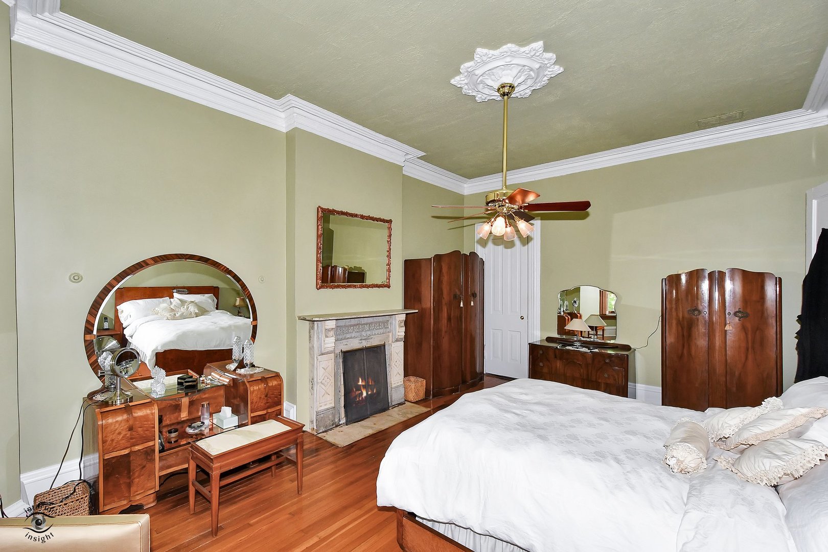 1515 West Jackson Boulevard Chicago, IL 60607 - Photo 7 of 21 a bedroom with furniture and a chandelier