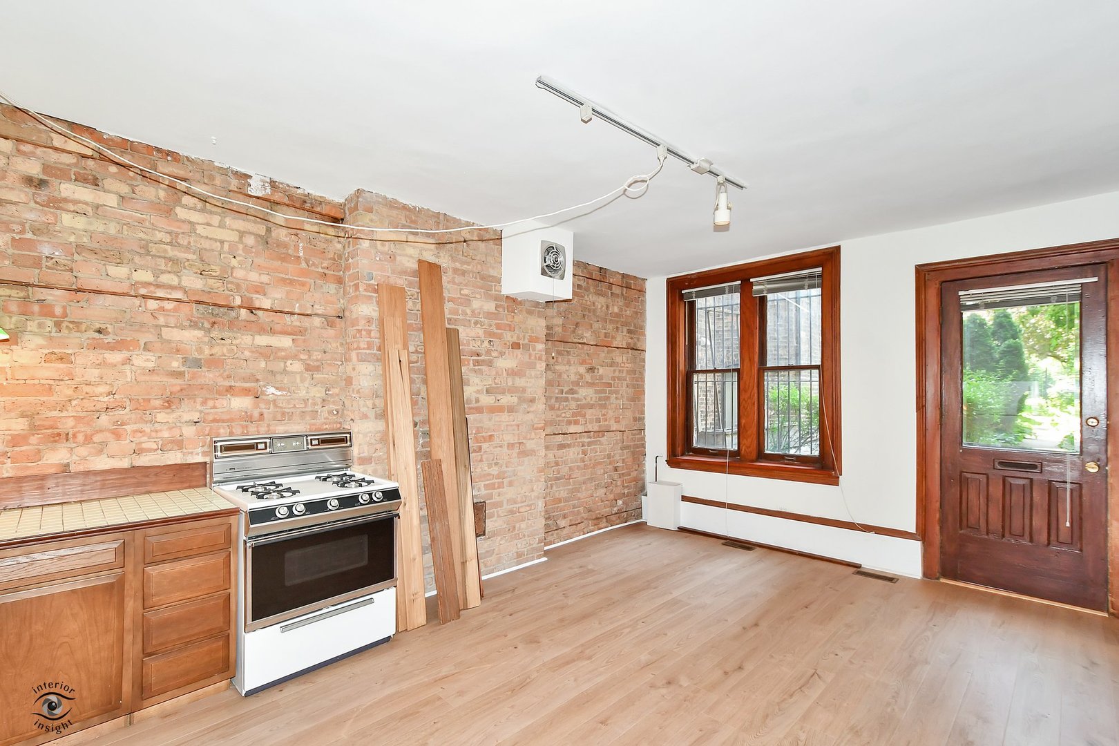 1515 West Jackson Boulevard Chicago, IL 60607 - Photo 10 of 21 a view of kitchen with wooden floor and electronic appliances
