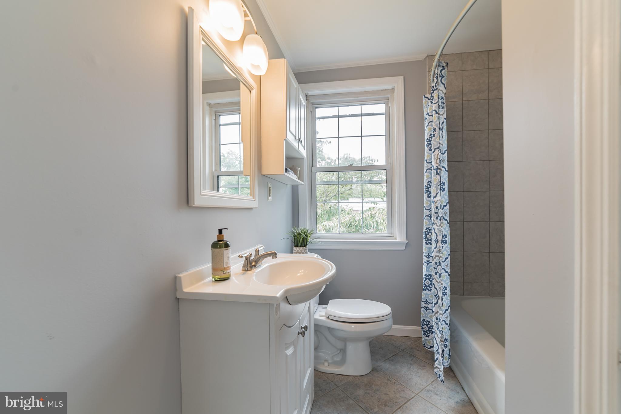 315 Westshire Road Baltimore, MD 21229 - Photo 13 of 25 Upstairs bathroom