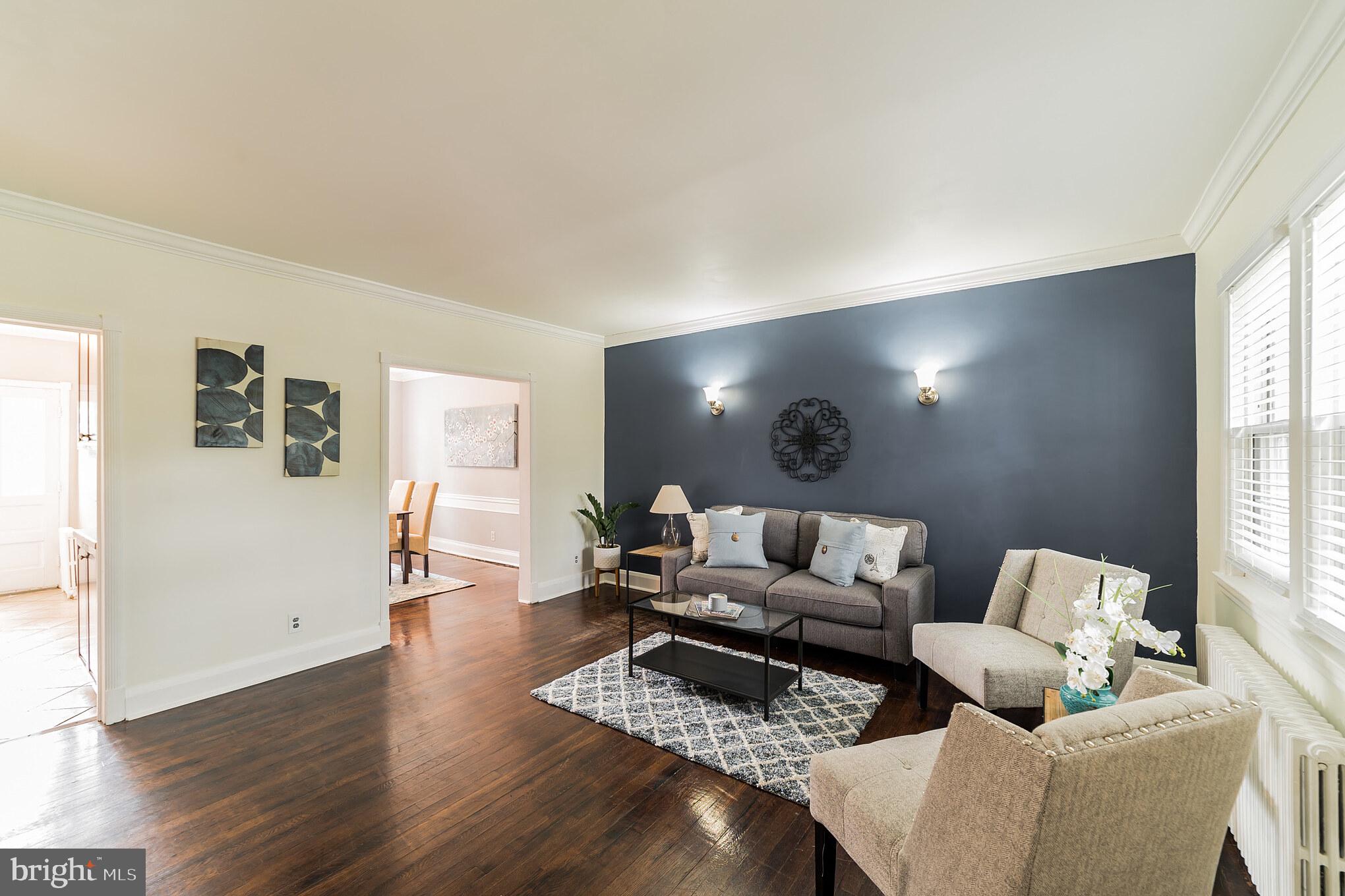 315 Westshire Road Baltimore, MD 21229 - Photo 4 of 25 Living room