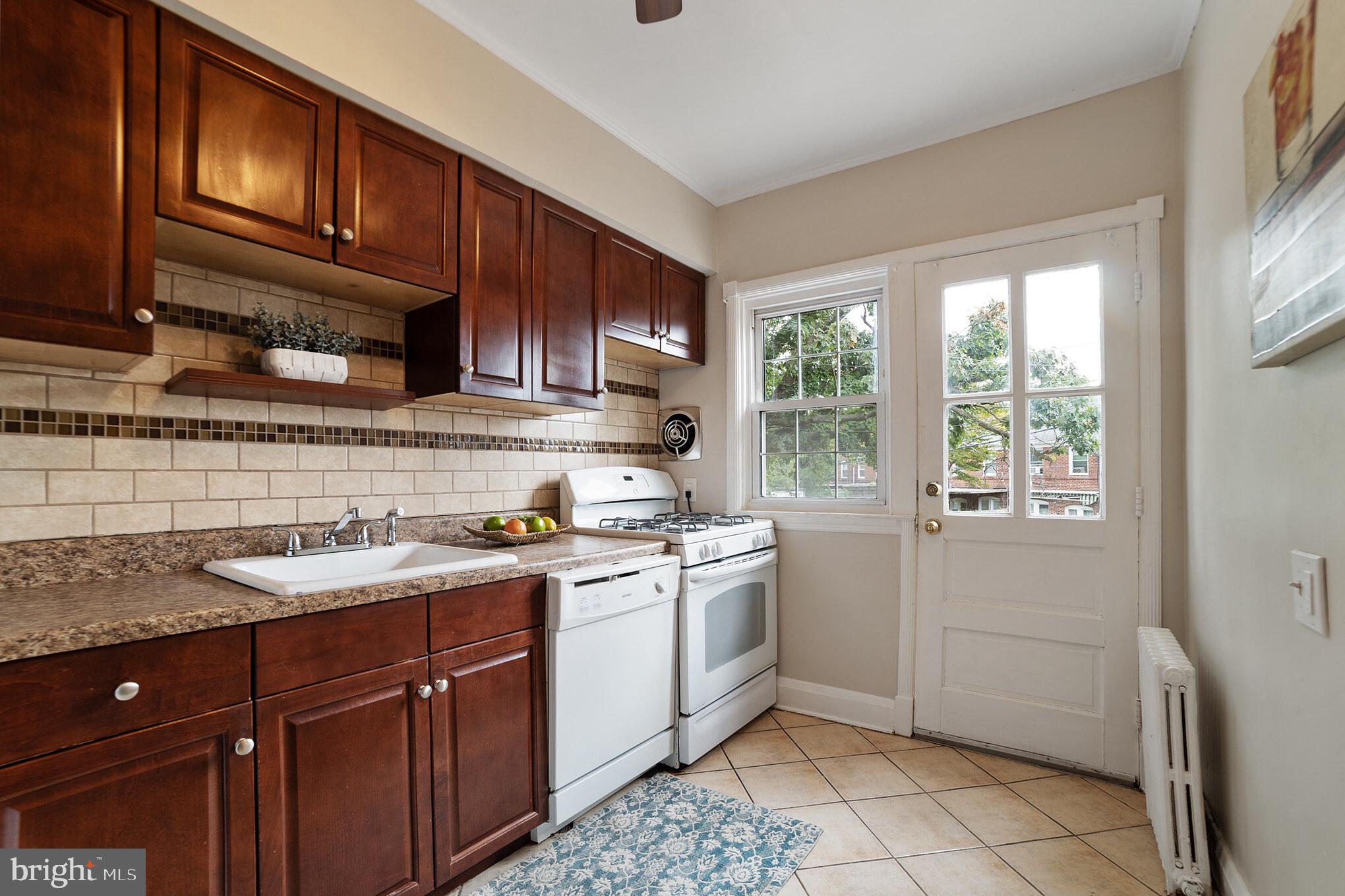 315 Westshire Road Baltimore, MD 21229 - Photo 9 of 25 Ceramic tile kitchen