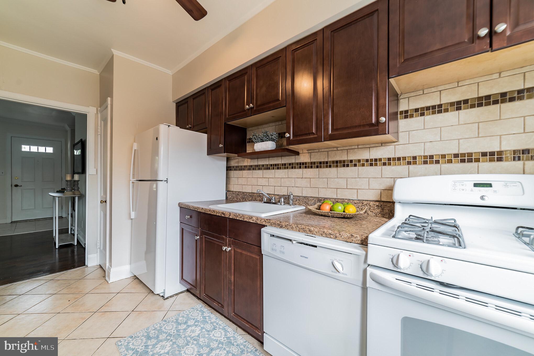 315 Westshire Road Baltimore, MD 21229 - Photo 10 of 25 Gas cooking