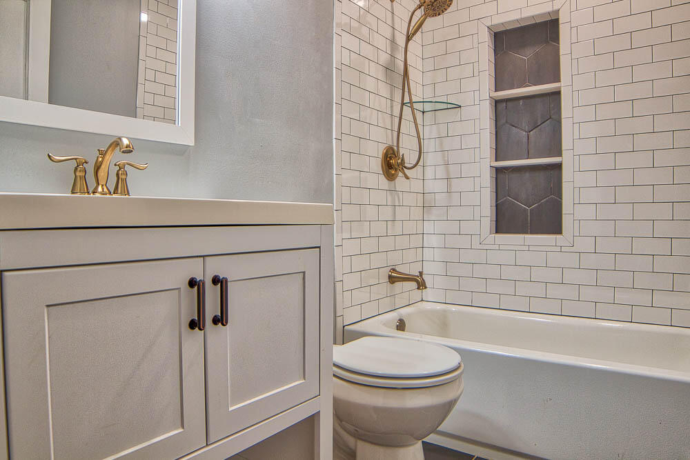 16 Edwards Terrace Chattanooga, TN 37412 - Photo 15 of 19 bathroom 2