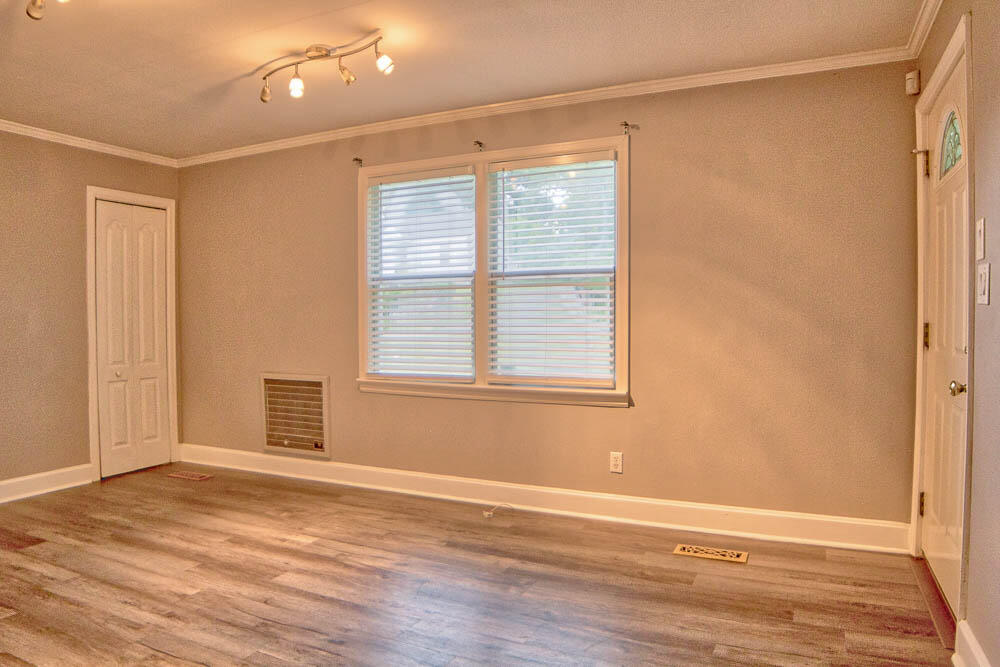 16 Edwards Terrace Chattanooga, TN 37412 - Photo 8 of 19 living room