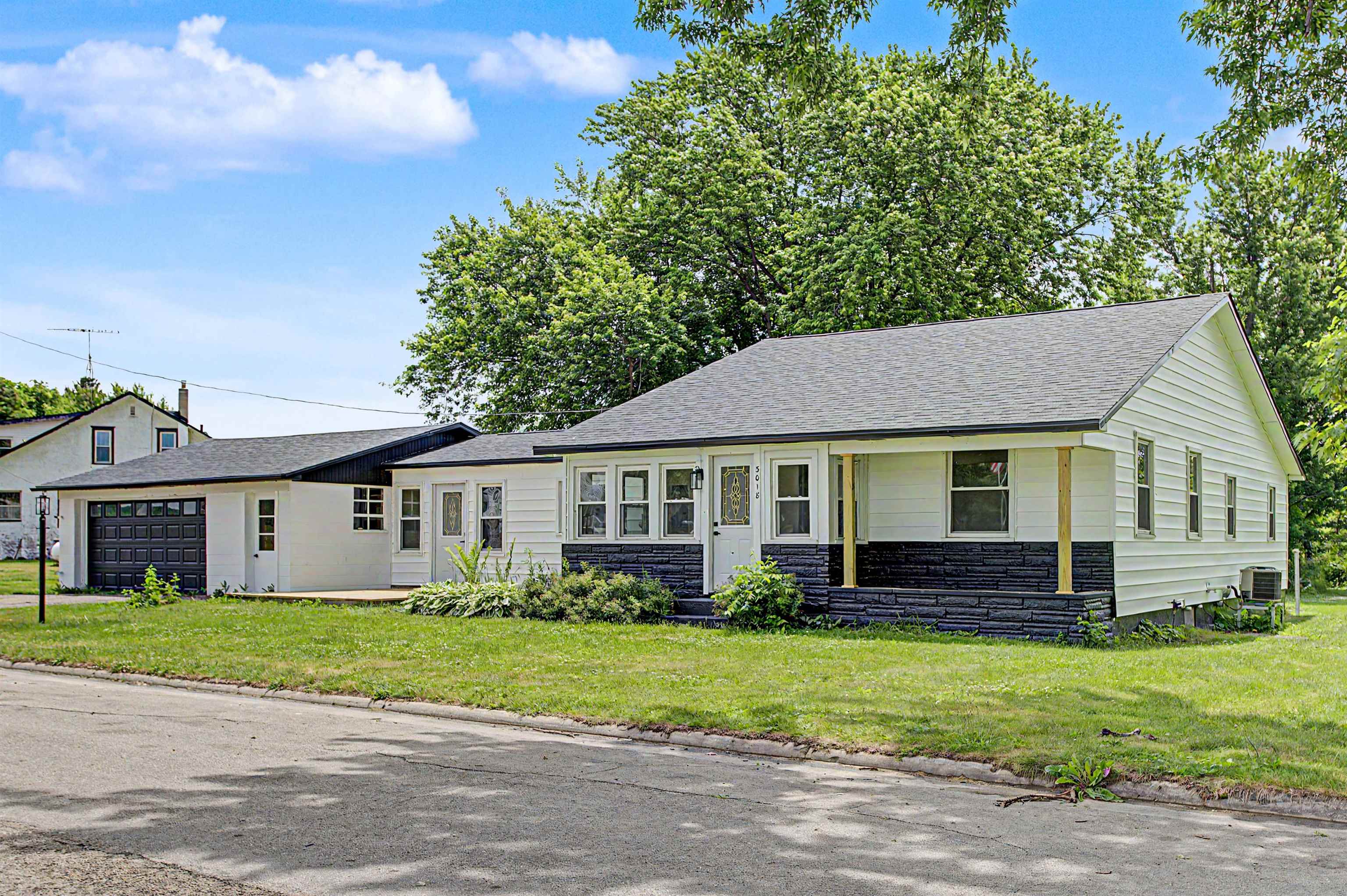 3018 West Beaver Road Freeport, IL 61032 - Photo 2 of 31