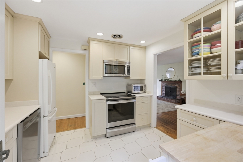 18 Taylor Road Sudbury, MA 01776 - Photo 10 of 28 Gallery Image 10