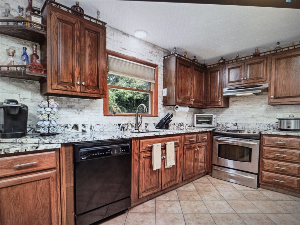 54 Lancaster Road Clinton, MA 01510 - Photo 8 of 38 Gallery Image 8