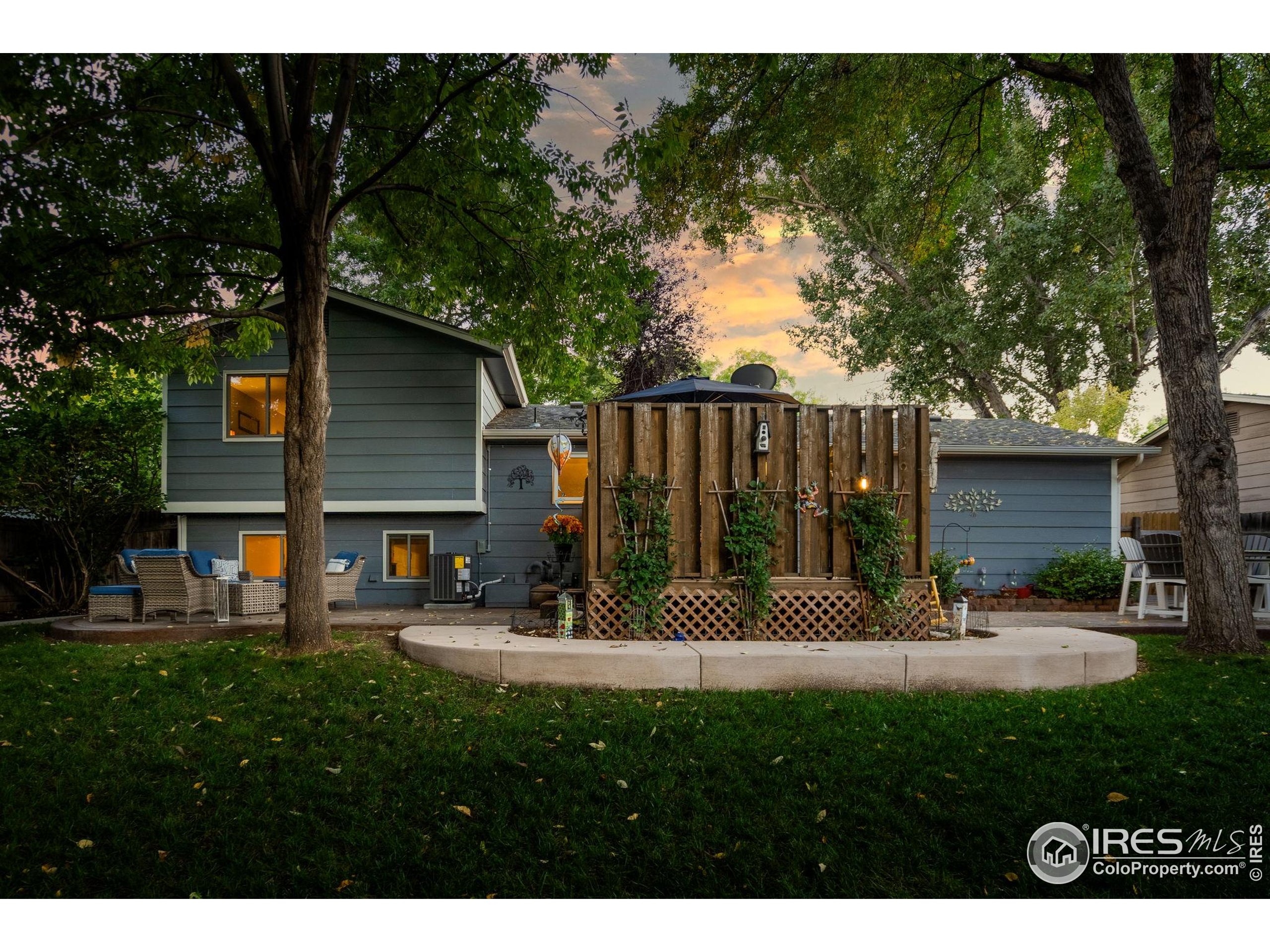 2500 Wapiti Road Fort Collins, CO 80525 - Photo 31 of 34 a backyard of a house with table and chairs