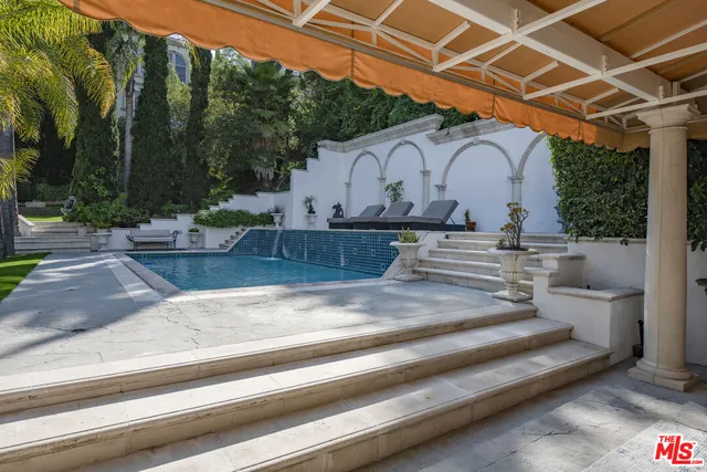 a view of entryway with outdoor area