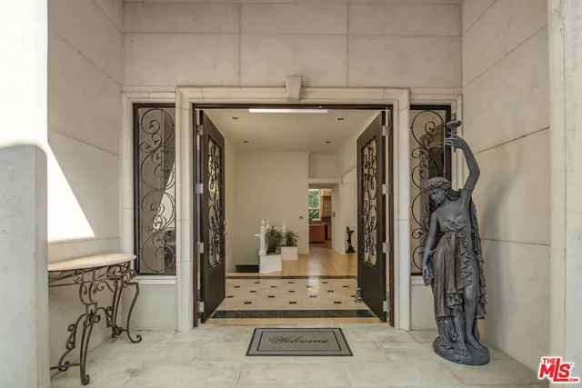 a view of livingroom with furniture and entryway