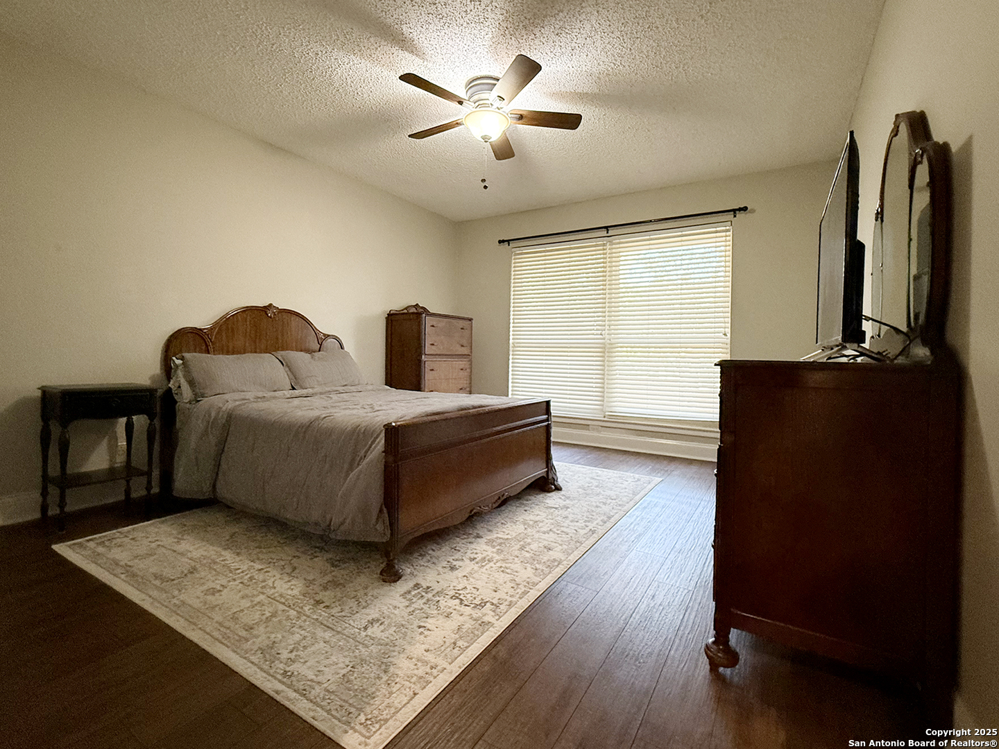 12518 Chateau Forest Lane San Antonio, TX 78230 - Photo 20 of 37 a living room with furniture and a flat screen tv
