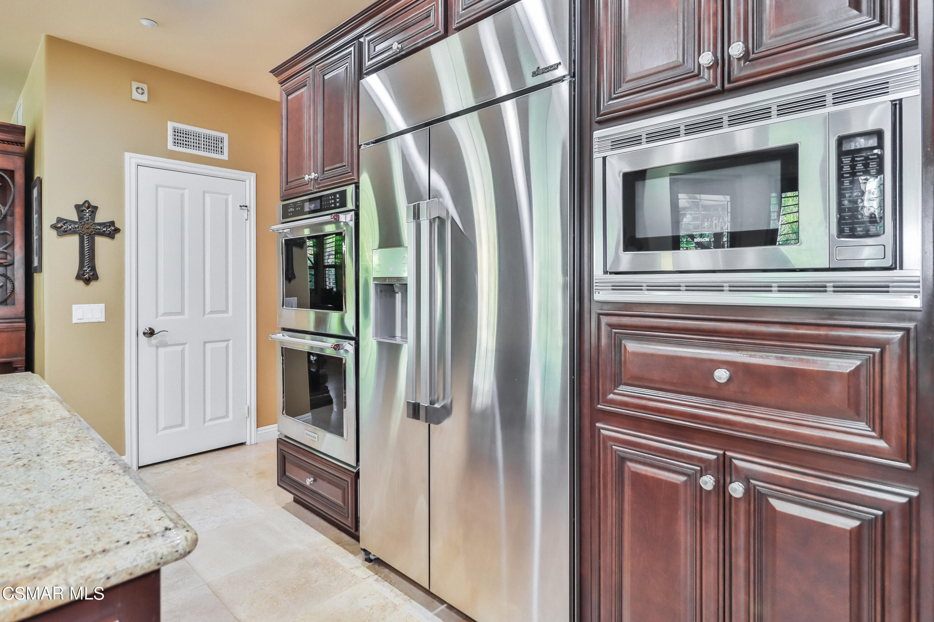 4025 Eagle Flight Drive Simi Valley, CA 93065 - Photo 15 of 60 dKitchen and Dining11