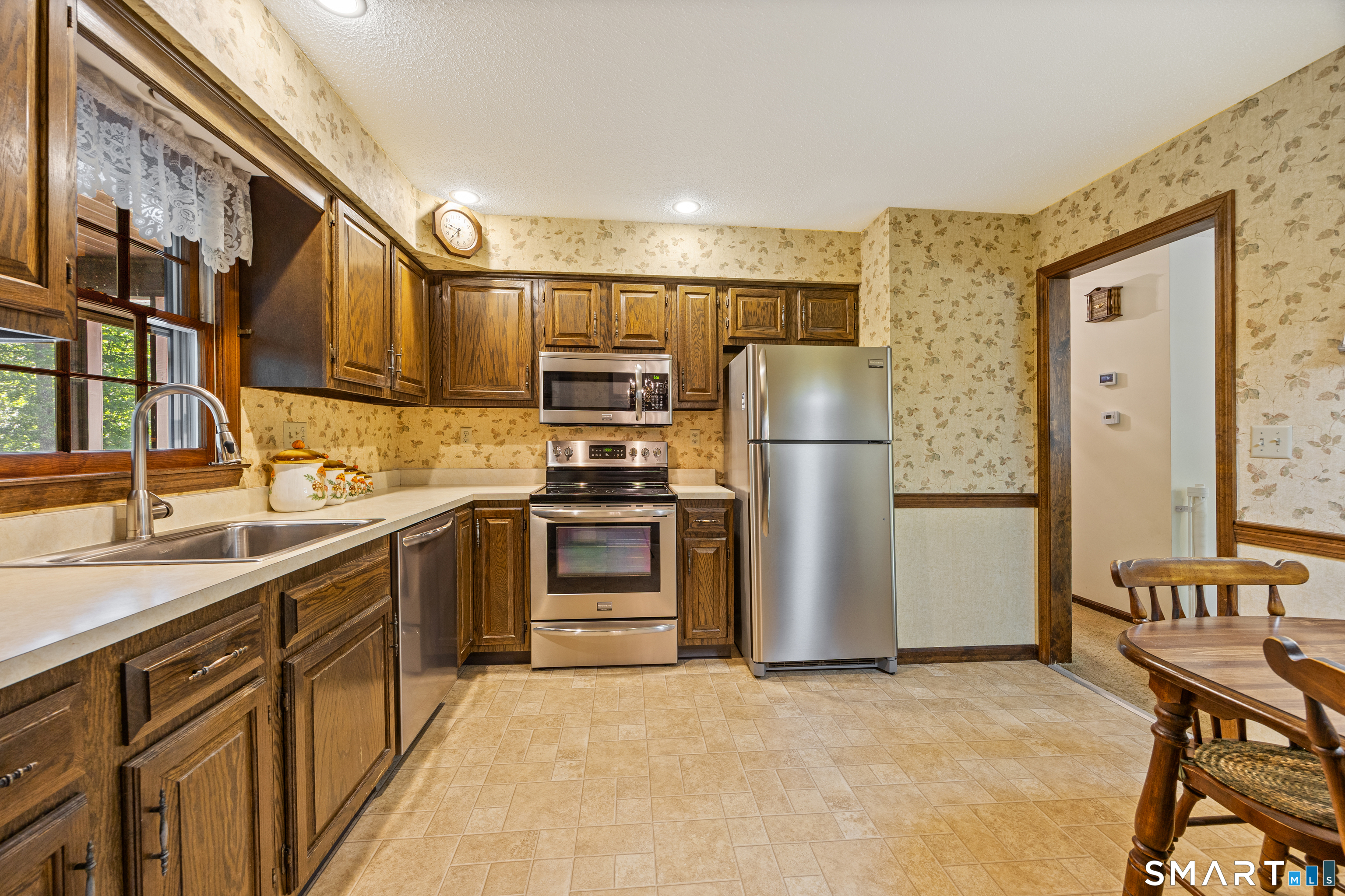 163 Sentinel Hill Road North Haven, CT 06473 - Photo 8 of 40