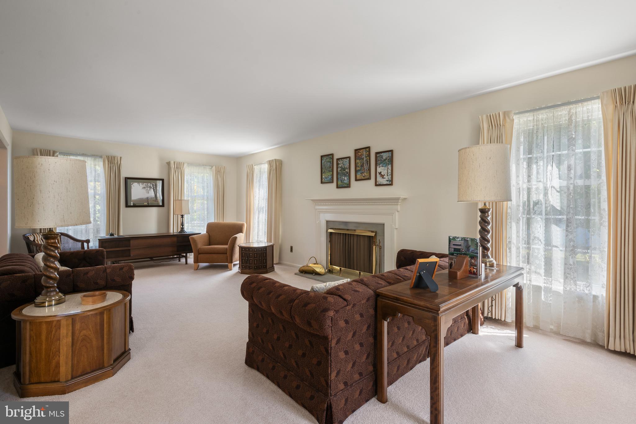618 Thomas Jefferson Road Wayne, PA 19087 - Photo 7 of 32 Bright Living Room