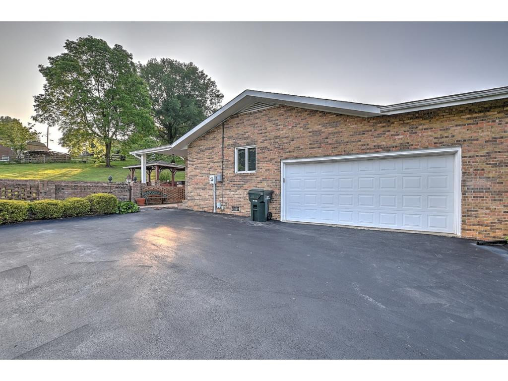 357 Spring Lake Road Bristol, VA 24201 - Photo 4 of 35 Photo 4