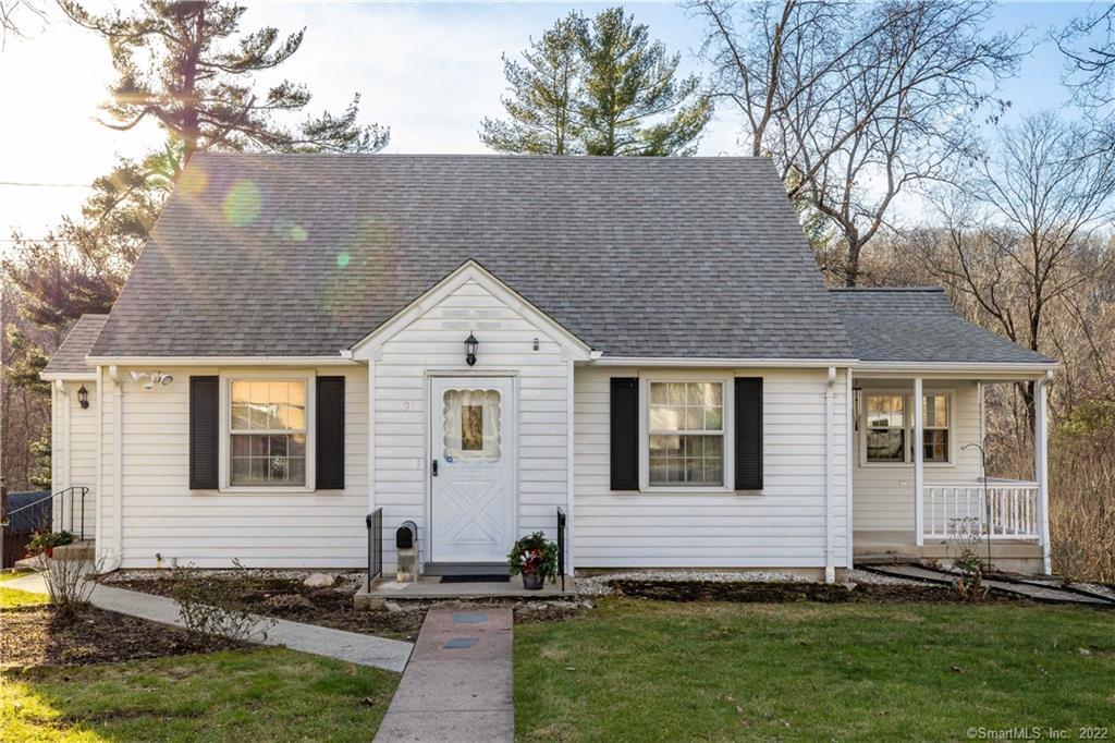 Well maintained cape walking distance to Lake Terramugus